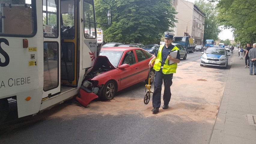 Wypadek na Pomorskiej. Samochód czołowo zderzył się z...