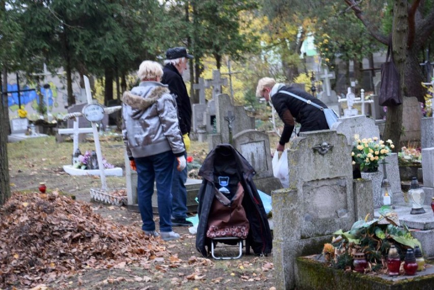 Zabytkowy cmentarz przy Alei Powstańców Wielkopolskich [ZDJĘCIA]