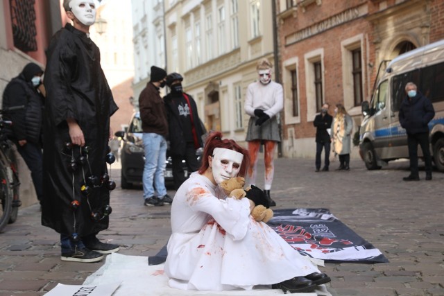 Protest na ulicy Kanoniczej, gdzie mieszka kardynał Stanisław Dziwisz