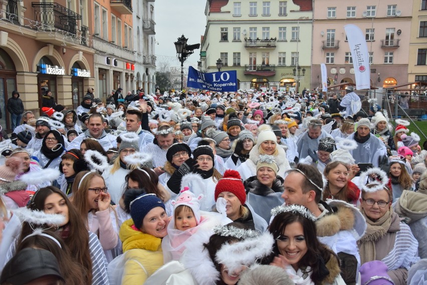 923 anioły pojawiły się przed ratuszem podczas 7. Wigilii na...