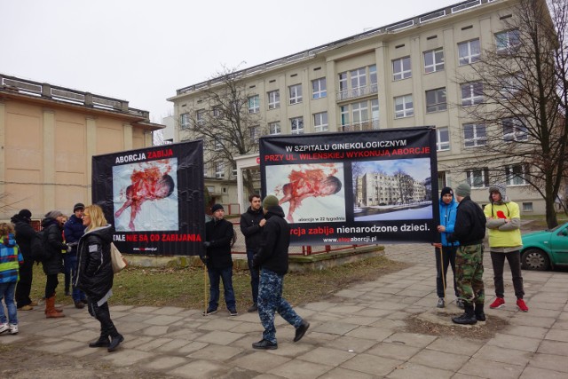 Pikieta antyaborcyjna przed szpitalem Madurowicza w Łodzi