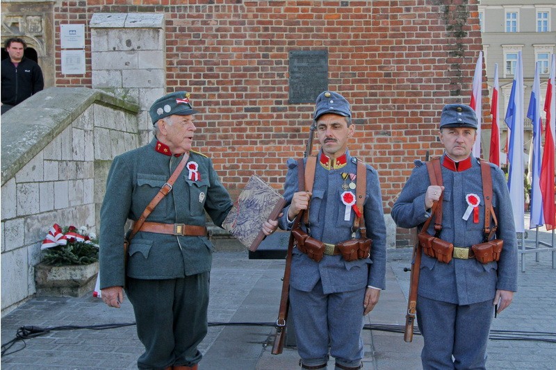 Inscenizacja historyczna na Rynku Głównym: tak 95 lat temu wyzwalano Kraków [ZDJĘCIA]