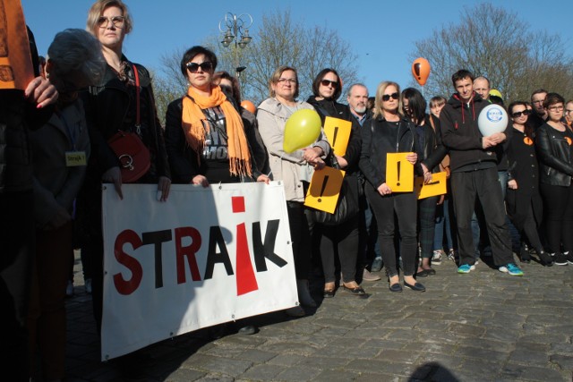 15 kwietnia nauczyciele zebrali się pod farą, żeby protestować.