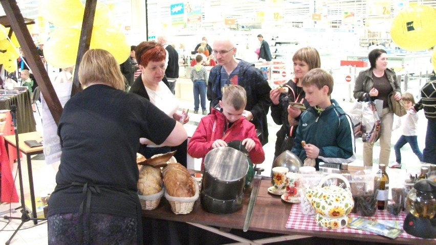 Gmina Walim otworzyła sezon turystyczny w hipermarkecie Auchan w Wałbrzychu
