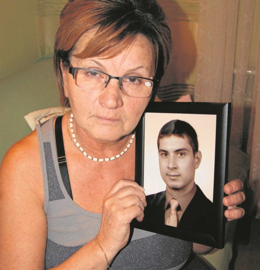 Rozalia Krzysztofiak ze zdjęciem zmarłego syna Andrzeja