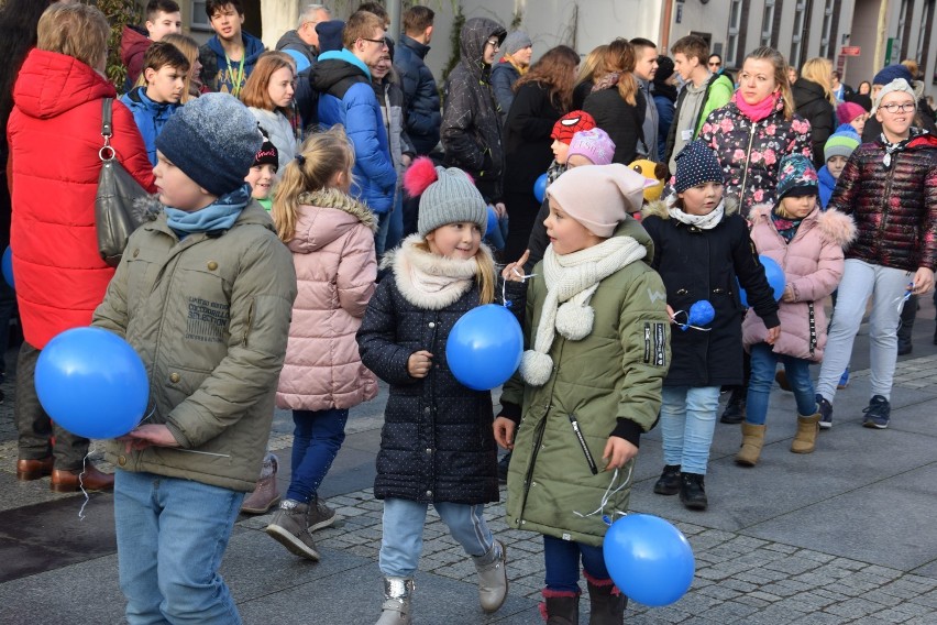 Niebieski Marsz w Szczecinku. Dzień Praw Dziecka [zdjęcia]