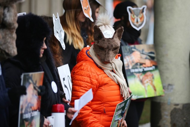 Protesty przeciwko polowaniom czy znęcaniu się nad zwierzętami odbywają się w całej Polsce.