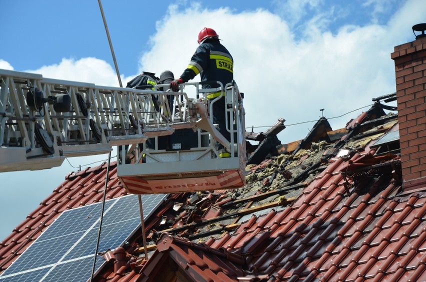 W Kurowicach zapalił się dach nowego domu. Przyczyną mogła...