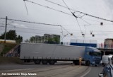 Paraliż w centrum Sosnowca! Tir zerwał trakcję tramwajową i zablokował ruch