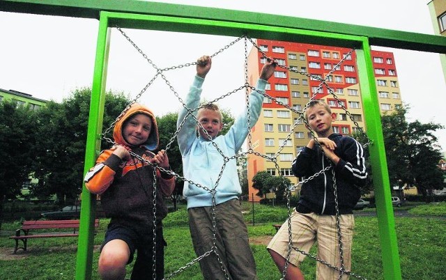 Na nowym placu jest kolorowo i nikt nie zrobi sobie krzywdy, bo urządzenia mają zaokrąglone kształty