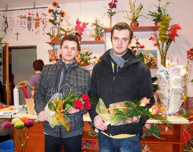 Ernest i Damian postawili na tradycje - swoim Paniom kupili bukiety róż
