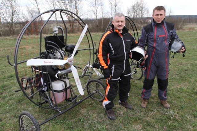 Wiesław Mogielski (z lewej) i Karol Wiklak z Radoszyc polecą na motoparalotniach wzdłuż granic Polski. Start w czerwcu w Zakopanem.