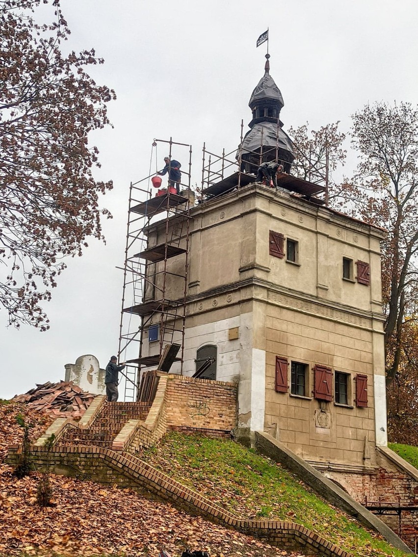 Zbąszyń: Remont dachu, zabytkowej, murowanej wieży bramnej - listopad 2020. Zdjęcia                                               