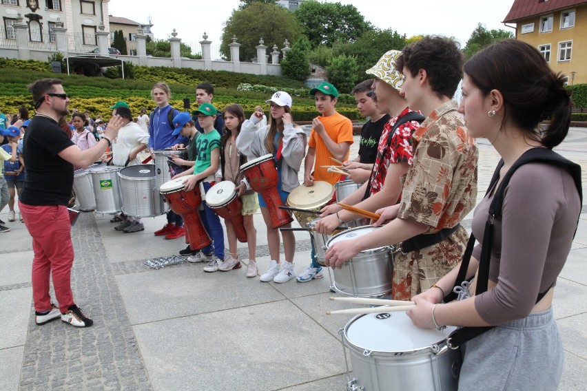 Parada na zakończenie warsztatów muzycznych "Drums and dance"