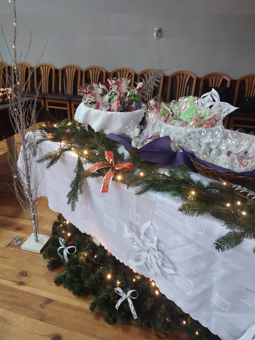Bożonarodzeniowy Jarmark w Strzyżewie, już za nami. Zakupami wsparli małą, niepubliczną szkołę podstawową - 17.12.2022