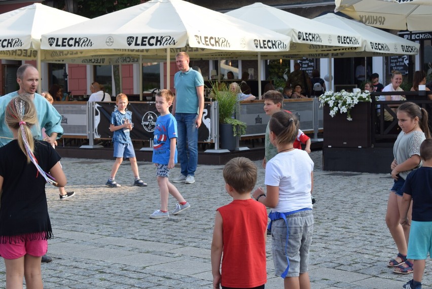 Gniezno. Rynek zmienił się w średniowieczny plac. Najpierw gry i zabaw, potem odwiedziny Mieszka I!