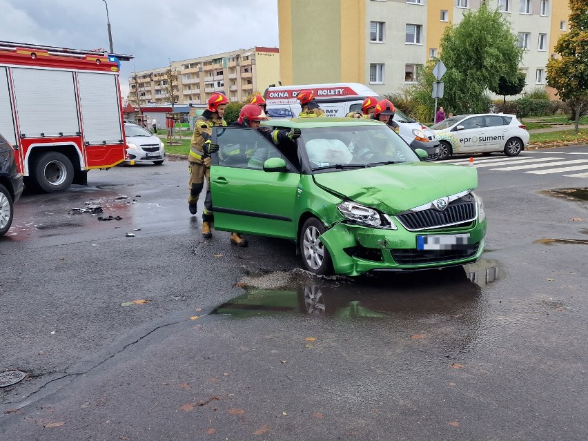 Zderzenie dwóch aut na skrzyżowaniu Robotnicza - Żurawia we...
