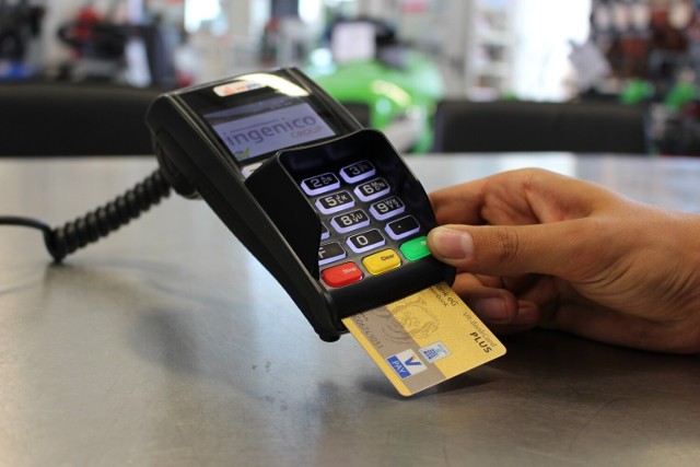 Mężczyzna przez dwa dni za pomocą skradzionej karty bankomatowej dokonał kilkunastu transakcji.
