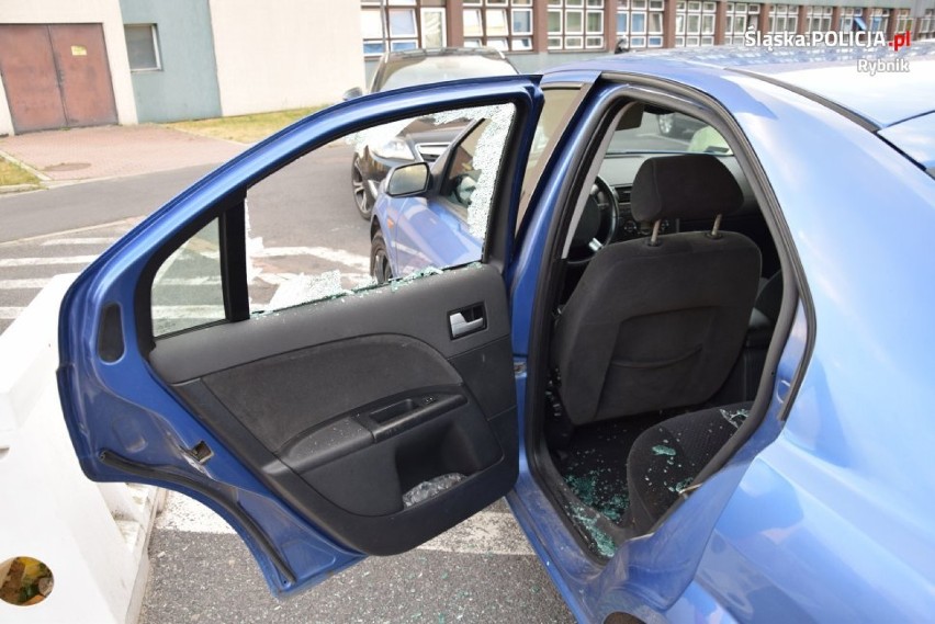 Pies zamknięty w aucie na parkingu szpitala w Rybniku. Policjanici wybili szybę