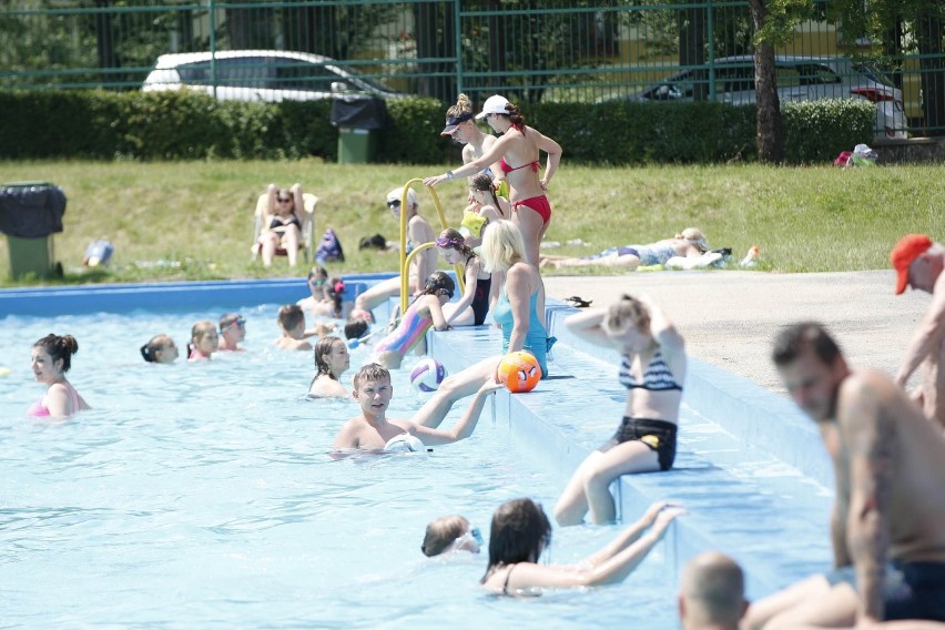 Prawie 500 osób na Basenie Letnim w Kielcach! W upalny wtorek mnóstwo osób relaksuje się na tym obiekcie [DUŻO ZDJĘĆ]