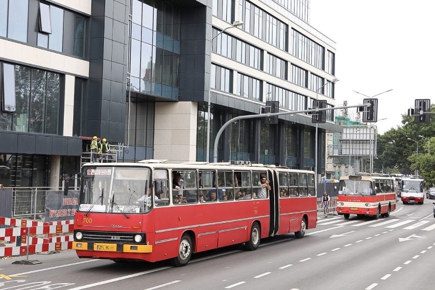 Parada autobusowa przejechała ulicami Szczecina [ZDJĘCIA]