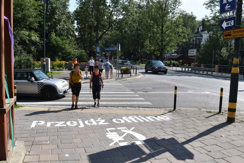 Zakopane. "Przejdź offline" - nowe oznakowania pojawiły się przed "zebrami" w centrum miasta