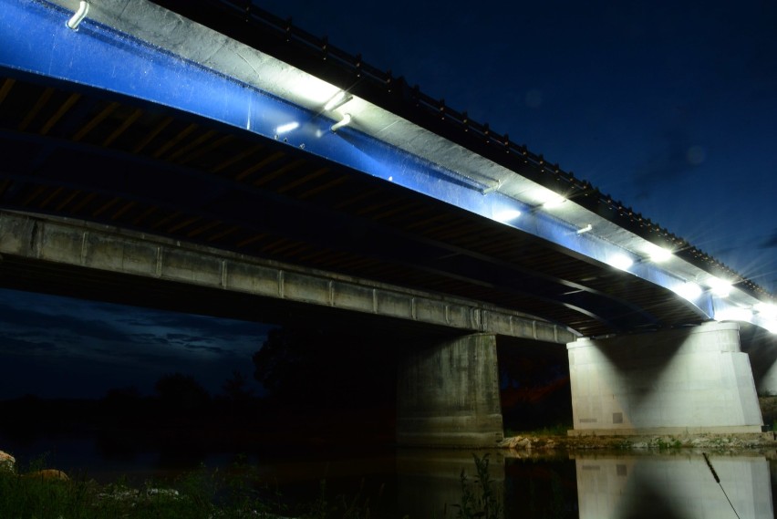 Most przez rzekę Wartę w Międzychodzie nocą