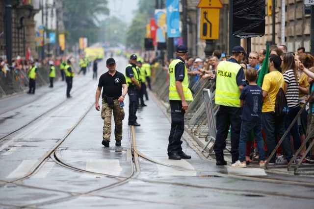 28.07.2016 krakow
wierni czekajcy na przejazd papieza / faithful in pending transfer of pope francis
n/z: 
fot. michal gaciarz / polska press gazeta krakowska