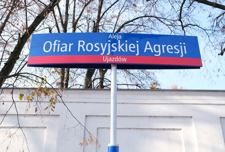 Aleja Ofiar Rosyjskiej Agresji w Warszawie. Przy ambasadzie Rosji pojawiły się tabliczki z nową nazwą alei
