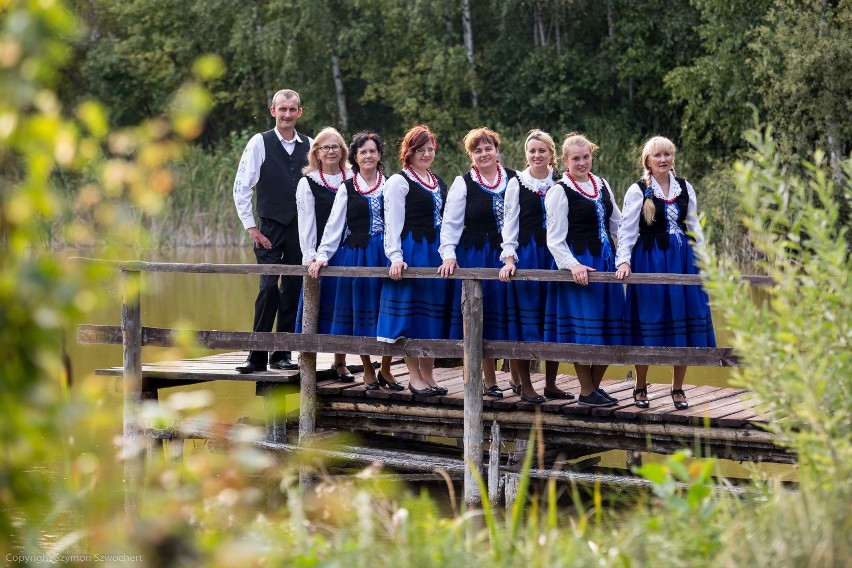 Obecnie w skład zespołu Lutowianie wchodzi siedem pań i...