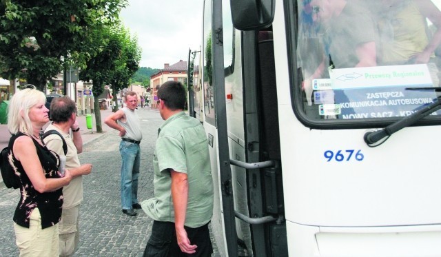 Kolejowe autobusy komunikacji zastępczej najwięcej pasażerów zabierają i wysadzają w Muszynie