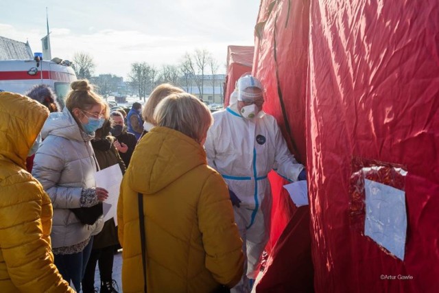 Przed powrotem do szkół w połowie stycznia  nauczyciele z tarnowskich podstawówek mogli sprawdzić, czy nie są chorzy na koronawirusa. Na Placu Starej Kapłanówki w Tarnowie stanęły specjalne karetki wymazowe i namiot, gdzie pedagodzy z klasy I-III mogli zrobić test w kierunku COVID-19. Było sporo chętnych