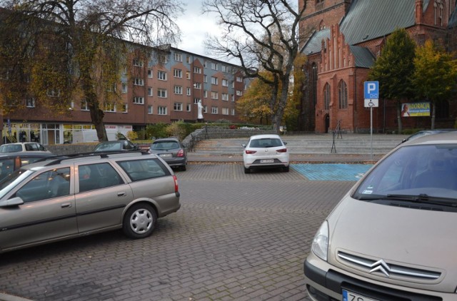 Na parkingu przed kościołem p.w. św. Katarzyny przestała działać nieformalna giełda samochodowa