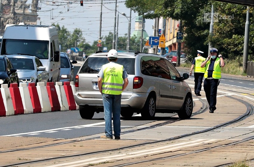 Pierwszy dzień zmian na Wyszyńskiego i korki nawet w weekend. Kierowcy (w większości) wściekli