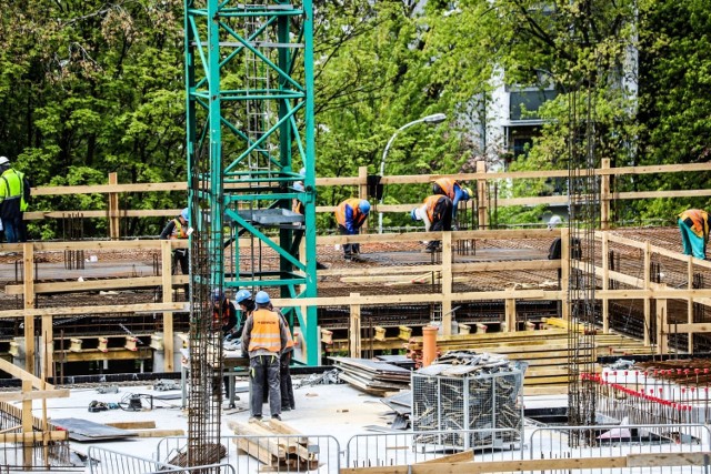 Prace przy budowie Centrum Zdrowia Matki i Dziecka w Zielonej Górze idą sprawnie. To jedna z tych inwestycji, które cieszy się zainteresowaniem mieszkańców całego województwa. Koszt budowy to około 112 mln złotych. Jeśli wszystko będzie szło zgodnie z planem budynek zostanie ukończony w październiku 2020 roku. Na jakim etapie są prace? Jak będzie wyposażony obiekt?  Kiedy placówka zacznie przyjmować pacjentów? Zobaczcie!



Pierwsi pacjenci nowej placówki powinni pojawić się już na początku 2021 roku. Tego typu obiekt jest potrzebny w naszym regionie i, kto wie, być może za jakiś czas stanie się również istotnym punktem wśród placówek zdrowotnych na mapie Polski.  

W Centrum Zdrowia Matki i Dziecka znajdą się: 
---> oddział pediatrii ogólnej z wydzielonymi łóżkami na potrzeby endokrynologii, hematologii i nefrologii dziecięcej, a także wydzielony odcinek izolacyjno-zakaźny (52 łóżka, w tym 46 pediatrycznych i 6 izolacyjno-zakaźnych, oddział chirurgii i urologii dziecięcej z łóżkami przeznaczonymi też na potrzeby chirurgii noworodka i traumatologii (30 łóżek), 
---> oddział onkologii dziecięcej (12 łóżek); 
---> oddział położnictwa z traktem porodowym i salą cięć cesarskich (23 łóżka dla matek, 23 łóżeczka dla noworodków, 2 sale do cięć cesarskich); 
---> oddział neonatologiczny, przeznaczony także dla potrzeb patologii noworodka (15 łóżeczek intensywnej terapii noworodka, 12 stanowisk OIOM); 
---> oddział anestezjologii i intensywnej terapii dla dzieci (6 łóżek).

POLECAMY RÓWNIEŻ PAŃSTWA UWADZE:
Mars, jak nigdy na wyciągnięcie ręki. Kiedy kolonizacja?

Flaris Lar 1. Pierwszy na świecie polski biznesowo-rodzinny odrzutowiec na testach w Babimoście