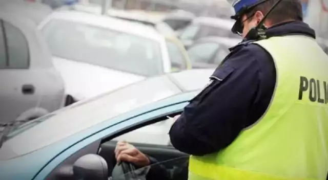 W środowe późne popołudnie, 10 kwietnia 2024 roku, kilkanaście minut po 18 na ulicy Targowej w Pleszewie policjanci zatrzymali do kontroli kierującego samochodem marki Renault Scenic