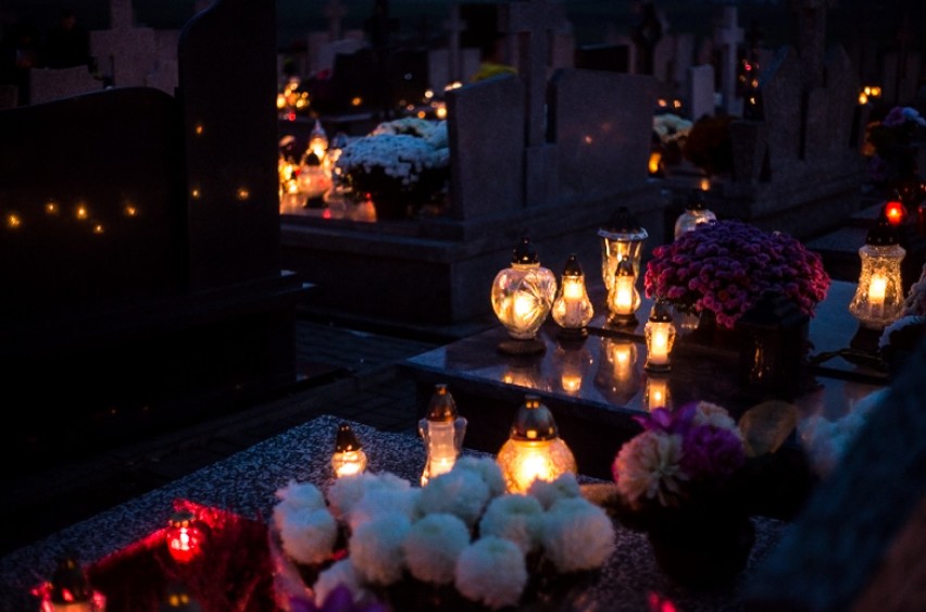 Cmentarz w Szczepankowie po zmroku robił wrażenie
