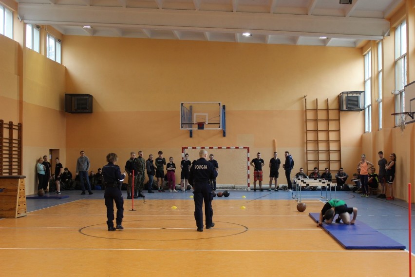Uczniowie szkół średnich z powiatu łaskiego rywalizowali w policyjnym konkursie [zdjęcia]