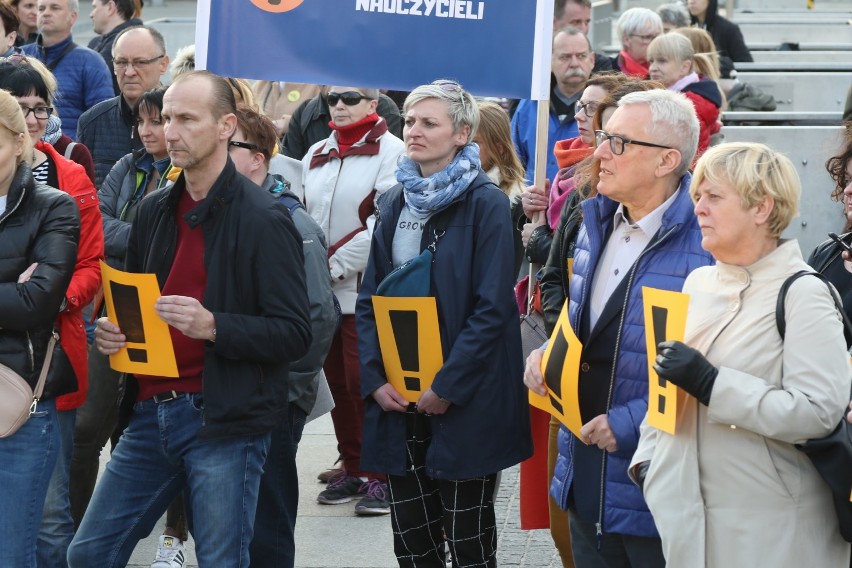 Światełko wsparcia dla nauczycieli. Wielka akcja na kieleckim Rynku 