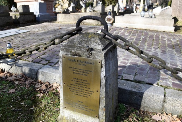 Mogiła rabacyjna na Starym Cmentarzu powstała w 1998 roku. Przeprowadzone w od tego czasu badania wykazały, że może być pochowanych w tym miejscu o wiele więcej ofiar rzezi niż wymienione na tablicy pamiątkowej