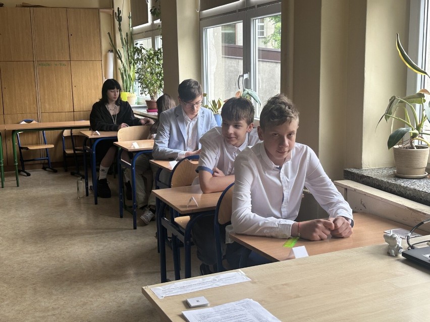 Uczniowie z SP 8 w Pabianicach w drugim dniu egzaminów