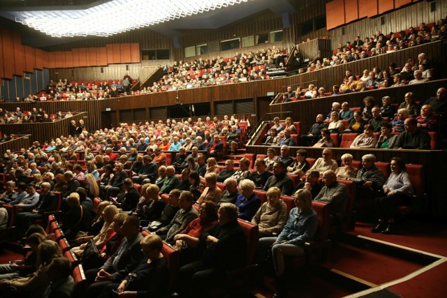 Koncert "Czerwonych gitar" w Kieleckim Centrum Kultury przyciągnął  tłum fanów. 

Zobacz zdjęcia