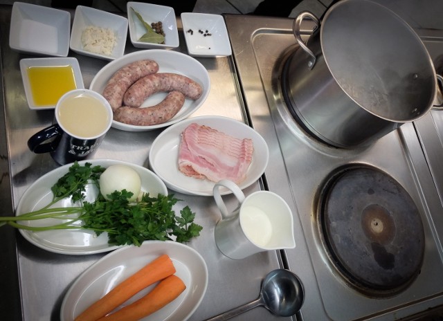 Dziś w programie kulinarnym "Od Kuchni" zupa bez której nie może zabraknąć na wielkanocnym stole.  Szef Kuchni Art Hotelu Grzegorz Pomietło doradza, jak przygotować tradycyjny żurek wielkanocny z jajkiem.