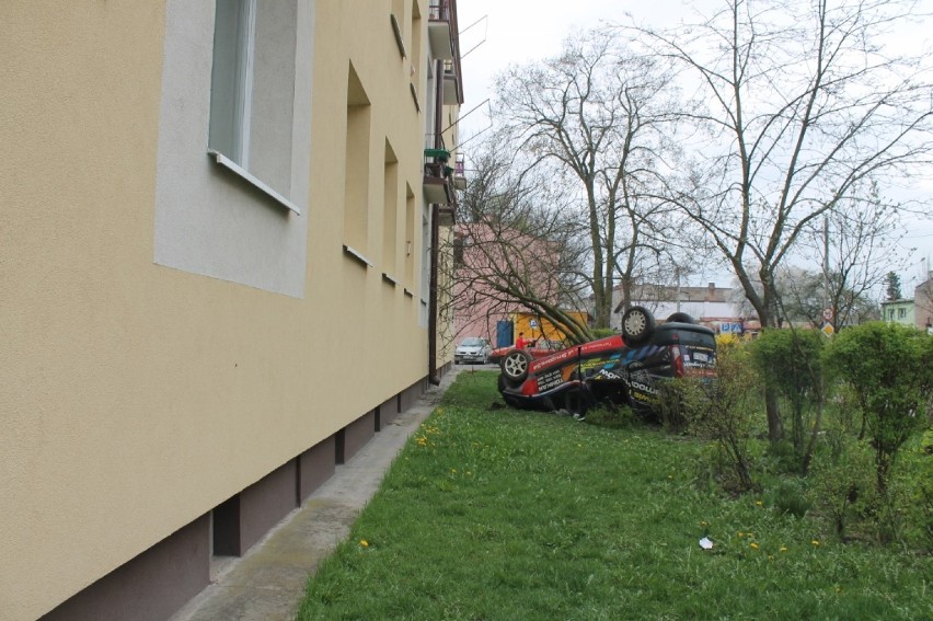 Wypadek na ul. Polnej w Tomaszowie: Auto dachowało w ogródku [ZDJĘCIA]