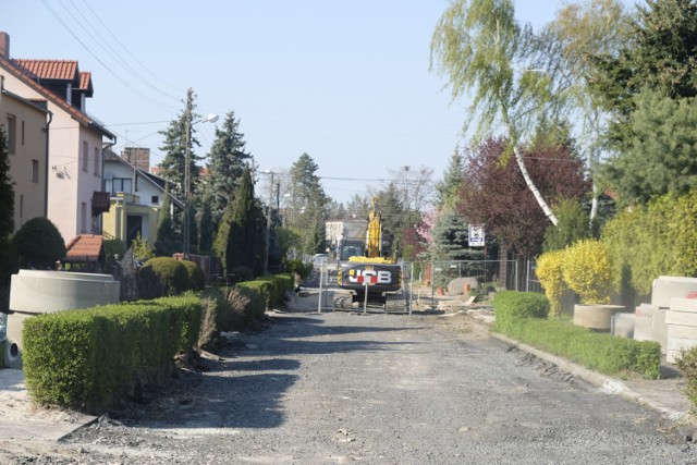 Remont Kujawskiej rozpoczął się w lutym. Przed nami kolejne miesiące utrudnień na drodze.