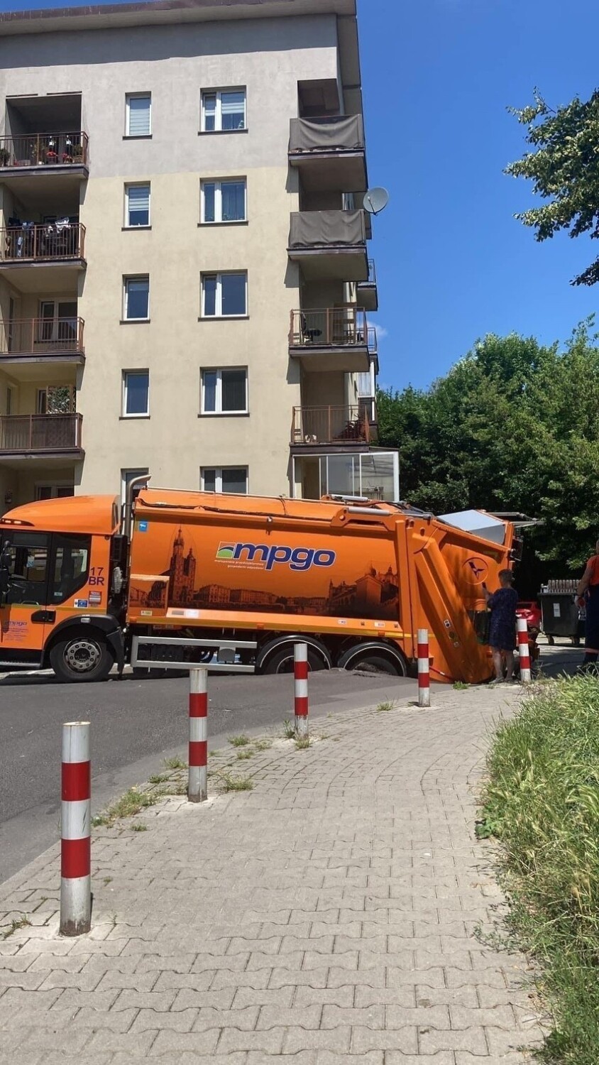 Na ulicy Słoneckiego w Krakowie pod śmieciarką zapadła się droga. Poznaliśmy przyczynę. "Usterki zostały już usunięte"