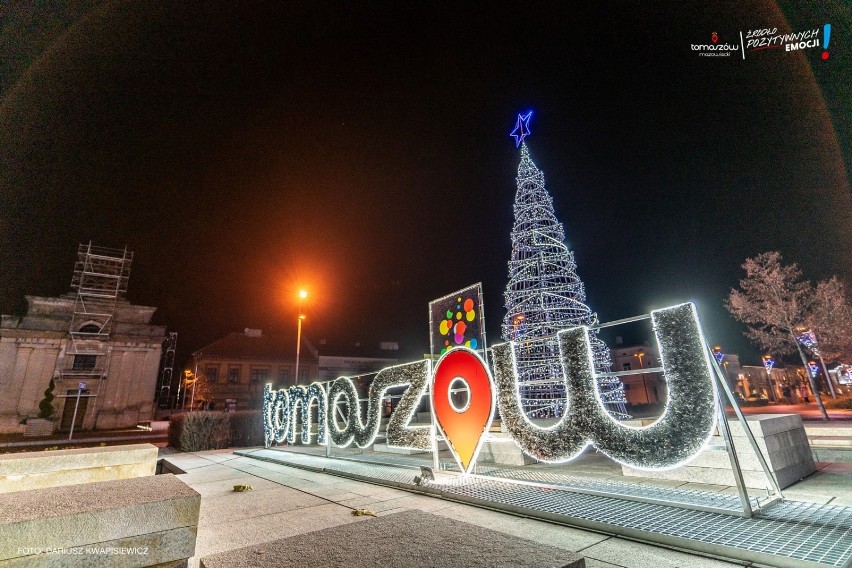 Świąteczne dekoracje w Tomaszowie Maz. Na pl. Kościuszki rozbłysła choinka [ZDJĘCIA]
