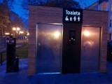 Miejskie szalety w Piotrkowie zostały odświeżone. Jak wyglądają? Ile kosztuje skorzystanie z toalety? 