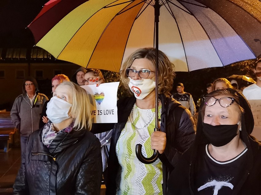 Protest w Kraśniku.  "Wstyd. Kraśnik nieprzyjazne miasto!". Mieszkańcy protestowali przeciwko decyzji radnych o uchwale anty-LGBT