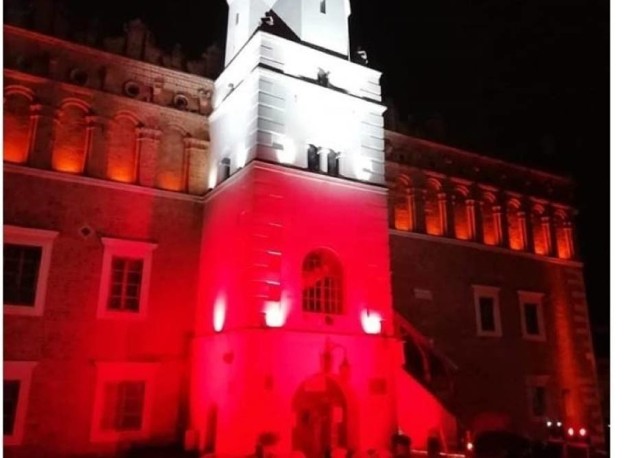 W niedzielę, 2 maja w Dzień Flagi Rzeczypospolitej Polskiej, elewacja sandomierskiego Ratusza, rozbłyśnie biało-czerwonym światłem